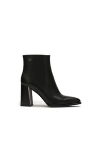 Kazar - Klassische schwarze Stiefel auf einem verzierten Pfosten - Schwarz