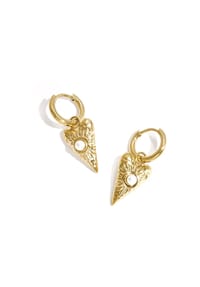 Adelia's - Ohrringe Ohrhänger mit strukturierten Herzanhängern und Perlendetail aus Edelstahl - goldfarben