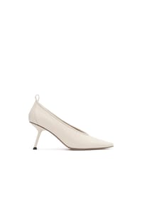 KAZAR STUDIO - Off-White Pumps aus Leder mit skulpturalen Linien - Off-white