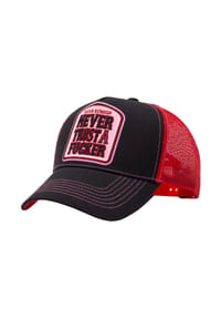 QUEEN KEROSIN - Trucker Cap mit Statement-Patch Never Trust A Fucker - schwarz
