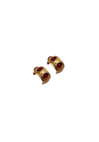 LES REINES - Ruby Crown - Gehämmerte Creolen, 24K vergoldet - Gold