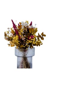 LYKKE & YOU - Lebendig: Gelber Eukalyptus und Magenta im Trockenblumenarrangement - Magenta