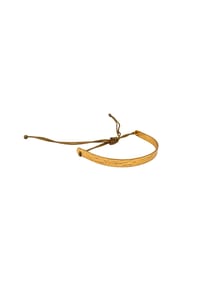 LES REINES - Golden Clay Elegance – Gehämmerter Armreif, 24K vergoldet - Gold