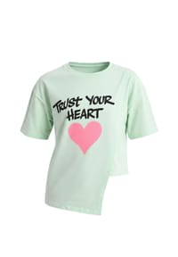 Solang - T-Shirt mit Herzmotiv und Statement-Frontprint - Pistaziengrün
