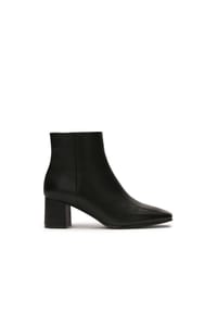 Kazar - Schwarze Lederstiefel an einem Pfosten - Schwarz