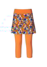 MADELEINE - Verkürzte Yogahose mit Rock in floralem Print - campari / multicolor