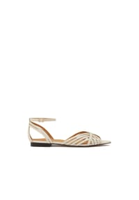 Kazar - Flache Ledersandalen mit verlängerten Nasen - Creme