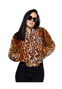 QUEEN KEROSIN - Collegejacke aus Kunstfell im Leo-Look - leo
