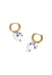 Adelia's - LIVAYA Ohrringe Ohrhänger mit Keramikanhängern in Herzform und Blumenmuster - goldfarben