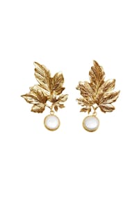 LES REINES - Golden Leaf with Pearl – Statement-Ohrringe, 24K vergoldet - Gold