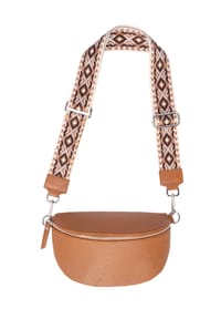 Seasons of April - Gürteltasche Crossbody Bag Helen Schultertasche, Umhängetasche in Gr. M, 100% Leder mit breitem Gurt - Cognac