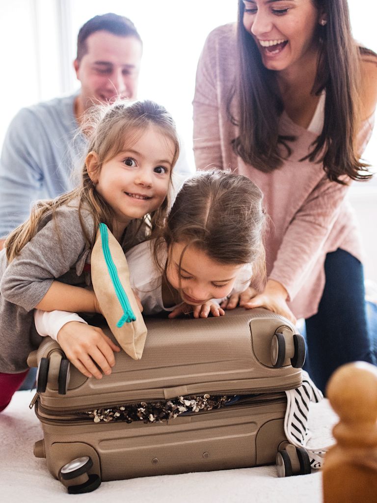 Familie packt Koffer