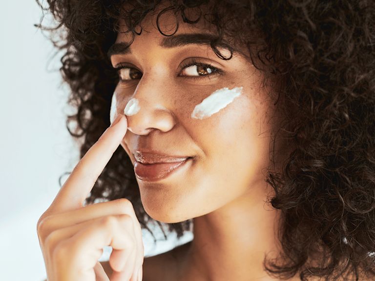Frau mit Creme im Gesicht