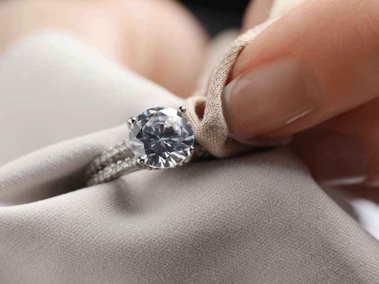 Sanfte Reinigung vom Schmuck