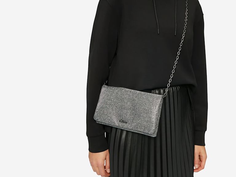 Frau mit Crossbody Clutch