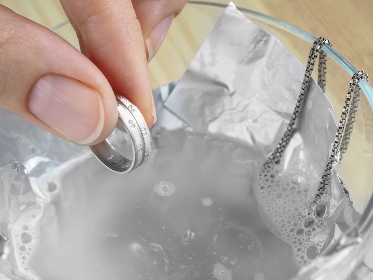 Silberschmuck mit Alufolie reinigen